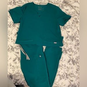 Hunter Green Figs Scrub Set